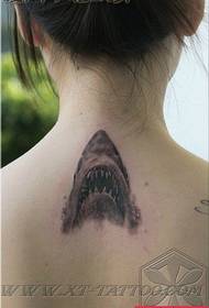 Le ragazze appoggiano il popolare modello di tatuaggio di squalo fresco