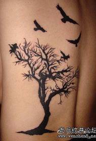 Pola tato burung pohon totem kembali