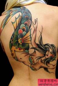 Modellu coloratu di tatuaggi di sirena sulla parte posteriore