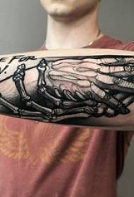 Jongens armen op zwart grijs schets Sting Tips Creatieve hand tattoo foto