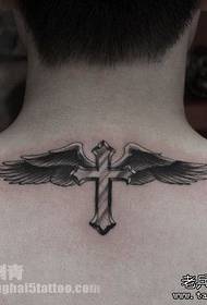 un bellissimo tatuaggio con le ali incrociate sulla schiena