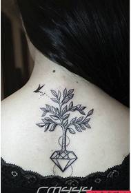 Populaire pop tree-tatoeages op de rug van meisjes