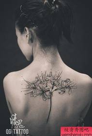 Skaisti skaistuma aizmugurē ziedu tetovējuma raksts