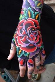 Ručno obojeni uzorak tetovaže ruža u tradicionalnom stilu