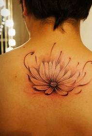 Stylike en prachtige inkt lotus tatoet op 'e rêch