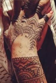 Rihanna handtattoo op een sterhand op een zwarte tribale totem tattoo-afbeelding