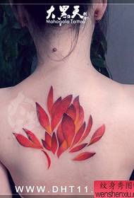 Hermoso patrón de tatuaje de loto de color en la parte posterior de la niña