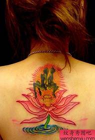 Modello bellissimo tatuaggio fiore di loto nero