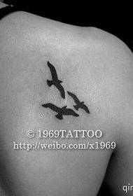 Malé čerstvé tetovanie na chrbte orla
