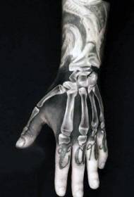 El gerçekçi stil x-ışını kemik dövme resmi