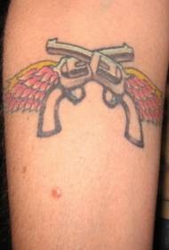 Рука кольору пістолет з візерунком татуювання крила