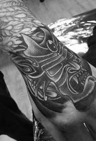 Modello di tatuaggio casco guerriero nero vecchia scuola di ritorno a mano