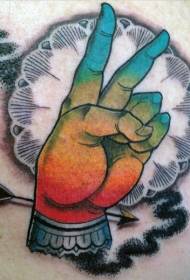 Mano di uomo colorato di nuova scuola con motivo tatuaggio freccia