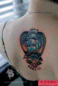 Skaisti un populāri burāšanas tetovējumi meiteņu mugurpusē