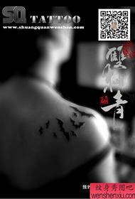 Girls shoulders small and popular bat tattoo pattern