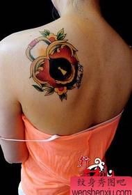 Motif de tatouage de verrou d'amour de retour de belle fille