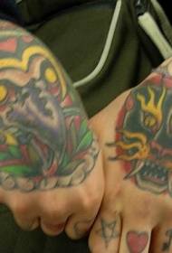 Retrat de cap d'ocell de colors amb patrons de tatuatge de cap de lleopard