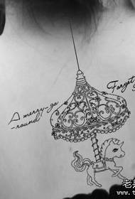 Espectáculo de tatuaxes, comparte un patrón de tatuaje de carrusel nas costas dunha muller