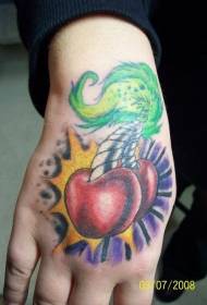 Colorato a mano due succosi tatuaggi di ciliegie
