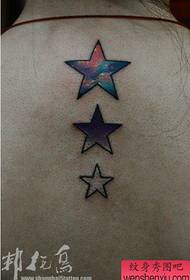 Populiarus žvaigždėtas penkiakampis žvaigždės tatuiruotės modelis ant mergaičių nugaros