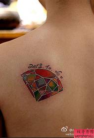 Gambar pertunjukan tato merekomendasikan pola tato berlian warna bahu