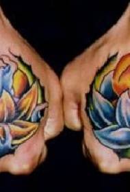Kaksi kättä takaisin eri lootuksen liekin vesivärinen tatuointikuvio
