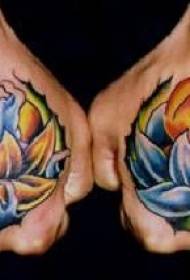 Due mani indietro diverso modello di tatuaggio di colore di acqua di fiamma di loto