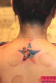 Espectáculo de tatuajes, recomenda unha tatuaxe de cinco estrelas traseira
