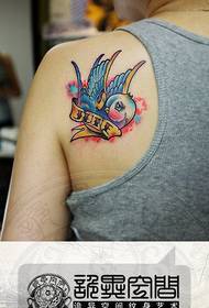 Krásná roztomilá malá vlaštovka tetování na zádech