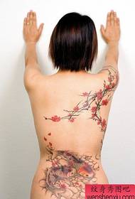 女人的背部誘人的桃子白樺紋身圖案