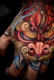 Azijos stiliaus spalvų fantazijos liūto liūto tatuiruotės modelis