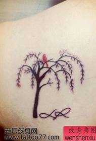 Популарна шема за тетоважа на тотемите од дрво на грбот
