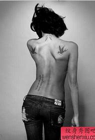 Spettacolo di tatuaggi, consiglio di fare un doppio tatuaggio sul retro con Yan