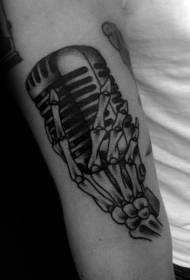 Microfone de braço preto com padrão de tatuagem de caveira