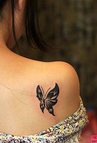 naisen takaisin perhonen tatuointi malli