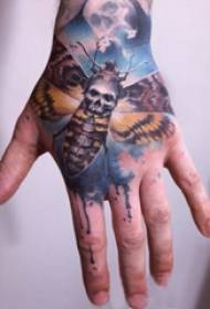 Ruční zpět tetování, chlapcova ruka, malovaný obrázek lebky tetování
