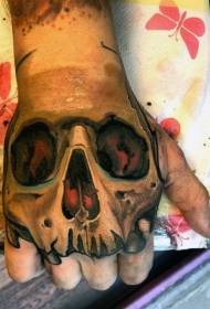 Nuovo tatuaggio colorato con teschio umano sul dorso della mano