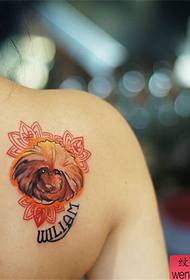 Patrón de tatuaje de perro de color de espalda de mujer