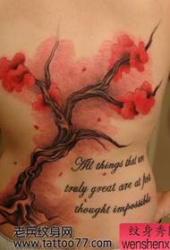 un patrón de tatuaje de letra de árbol trasero