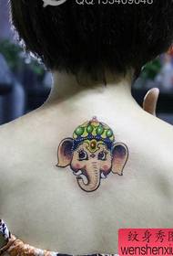 Tattoo cute elefant i vogël i vogël në anën e pasme të një vajze