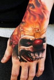 Clown frikshme dhe modeli tatuazh flakë në anën e pasme të dorës