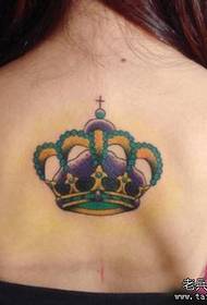 Bellissimo modello di tatuaggio corona retrò per ragazze indietro