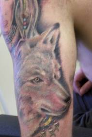 Skouderkleurige frou mei wolfkop tatueringspatroon