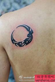 Kleine verse maan totem tattoo werkt