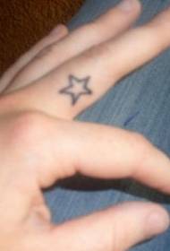 Modeli i tatuazhit me yje të thjeshtë i pikturuar me pesë cepa me gisht