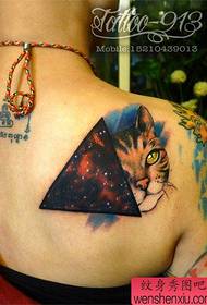 Las chicas vuelven el clásico patrón de tatuaje de cielo estrellado y gato clásico