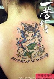Симпатична мала девојка змеј тетоважа на задниот дел на девојчето