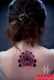美しい赤い蓮のタトゥーパターンの美しい裏