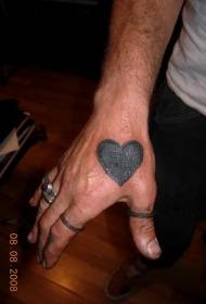 Svart hjerteformet tatoveringsmønster på baksiden av hånden