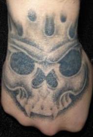Modello di tatuaggio teschio nero grandi occhi sul dorso della mano